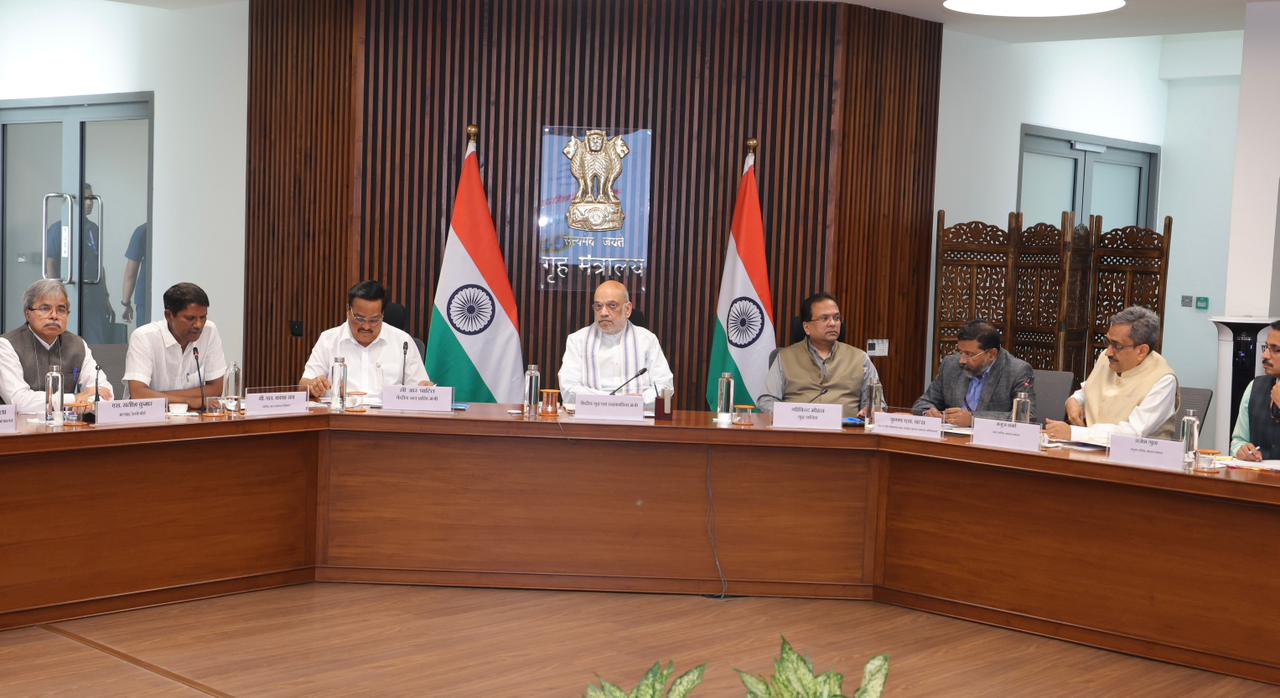 Shri Amit Shah, reviews country's preparedness to deal with potential floods and heat waves in a comprehensive manner during an important high-level meeting held in New Delhi
